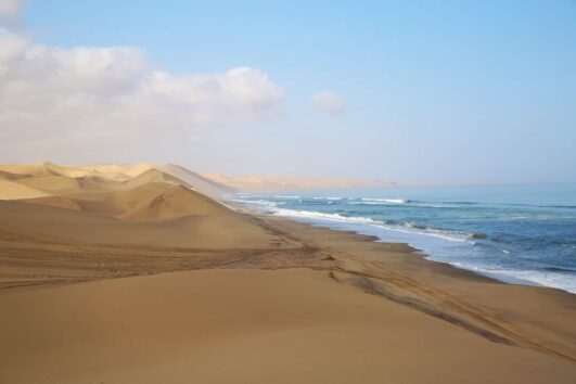 Jeep Safari zum Sonnenuntergang: Sandwich Harbour – Ein Naturwunder zwischen Wüste und Meer